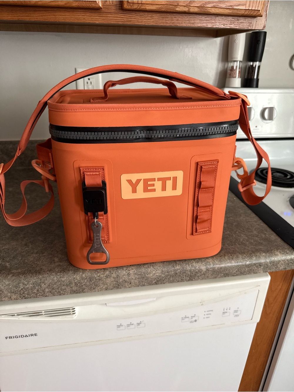 YETI Hopper flip 12 Soft Cooler Bag - high desert clay with bottle opener
